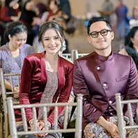 Gaya lainnya juga berhasil hadirkan pesona anggun dengan kebaya velvet yang begitu cantik. [Foto: Instagram/ Sarah Menzel]
