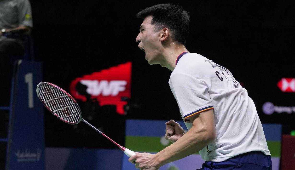 Di nomor tunggal putra, pemain Cina berusia 26 tahun, Zhao Jun Peng akan menantang unggulan pertama asal Denmark, Viktor Axelsen. Zhao Jun Peng lolos ke final usai mengalahkan wakil India, Prannoy H.S dengan 21-16, 21-15. (AP/Dita Alangkara)