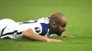 Pemain Tottenham Hotspur Lucas Moura  terbaring di lapangan setelah terjatuh saat menghadapi LASK pada pertandingan Grup J Liga Europa di London, Inggris, Kamis (22/10/2020). Tottenham Hotspur menang 3-0. (Adam Davy/Pool via AP)