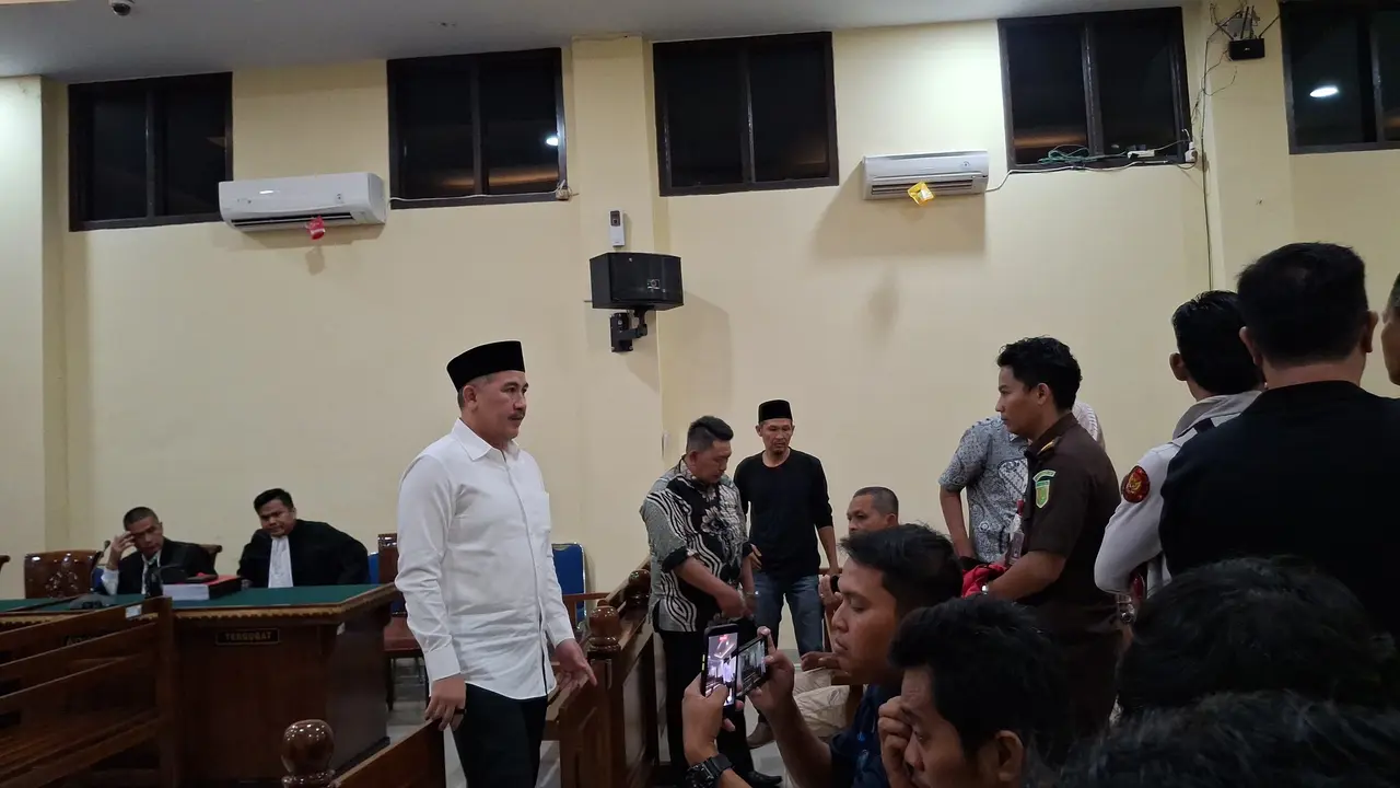 Mantan Bupati Pesawaran, Dendi Ramadhona dituntut 11 tahun pidana penjara oleh JPU dalam kasus dugaan korupsi proyek Sistem Penyediaan Air Minum (SPAM). (Liputan6.com/Ardi Munthe).