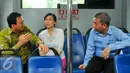 Ahok ditemani istri berdiskusi di dalam bus Transjakarta khusus perempuan, Jakarta, Kamis (21/4). Kehadiran bus ini diharapkan Ahok bisa membuat nyaman para wanita. (Liputan6.com/Yoppy Renato)