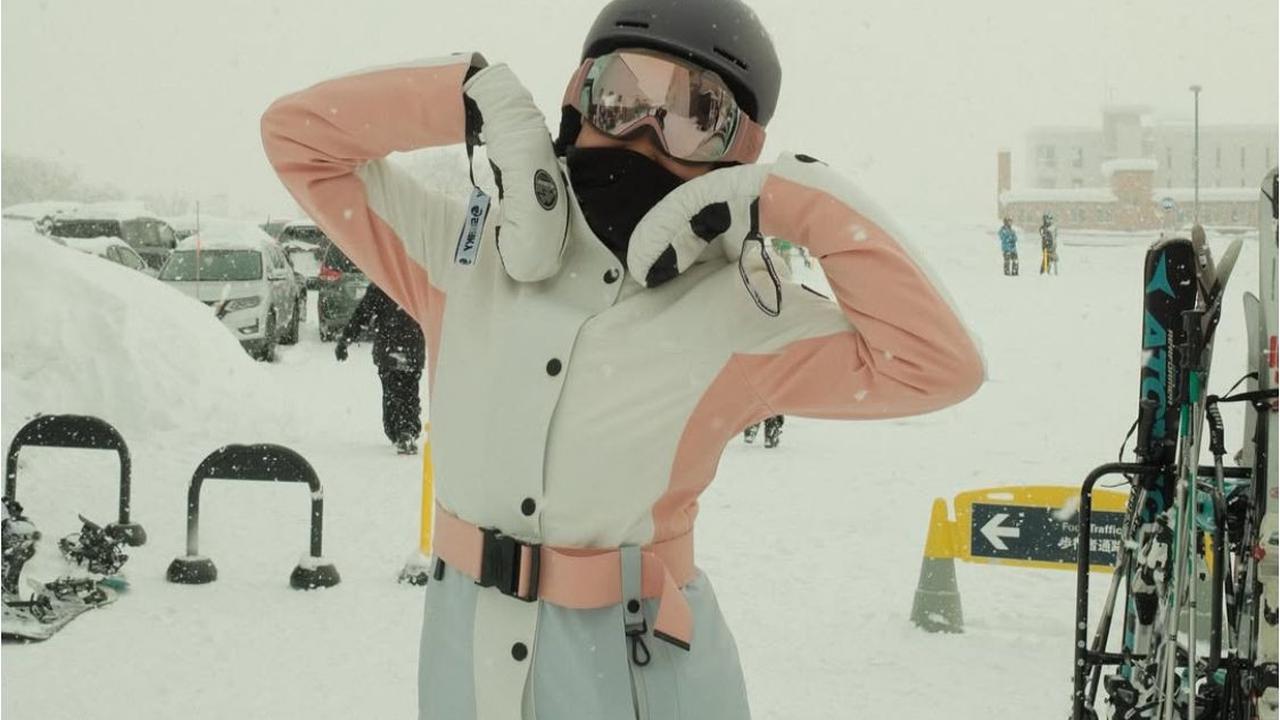 7 Potret Cantik dan Berani! Azizah Salsha Coba Ski Perdana di Niseko, Tampil Memukau Meski Terjatuh
