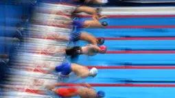 (Dari bawah) Ilya Shymanovich (Belarus), Yan Zibei (China), Adam Peaty (Inggris), Michael Andrew (AS), Andrew Wilson (AS), Lucas Joachim Matzerath (Jerman), dan Anton Chupkov (Rusia) bersaing di semifinal nomor 100m gaya dada putra selama Olimpiade Tokyo 2020 pada 25 Juli 2021. (AFP/Oli Scarff)