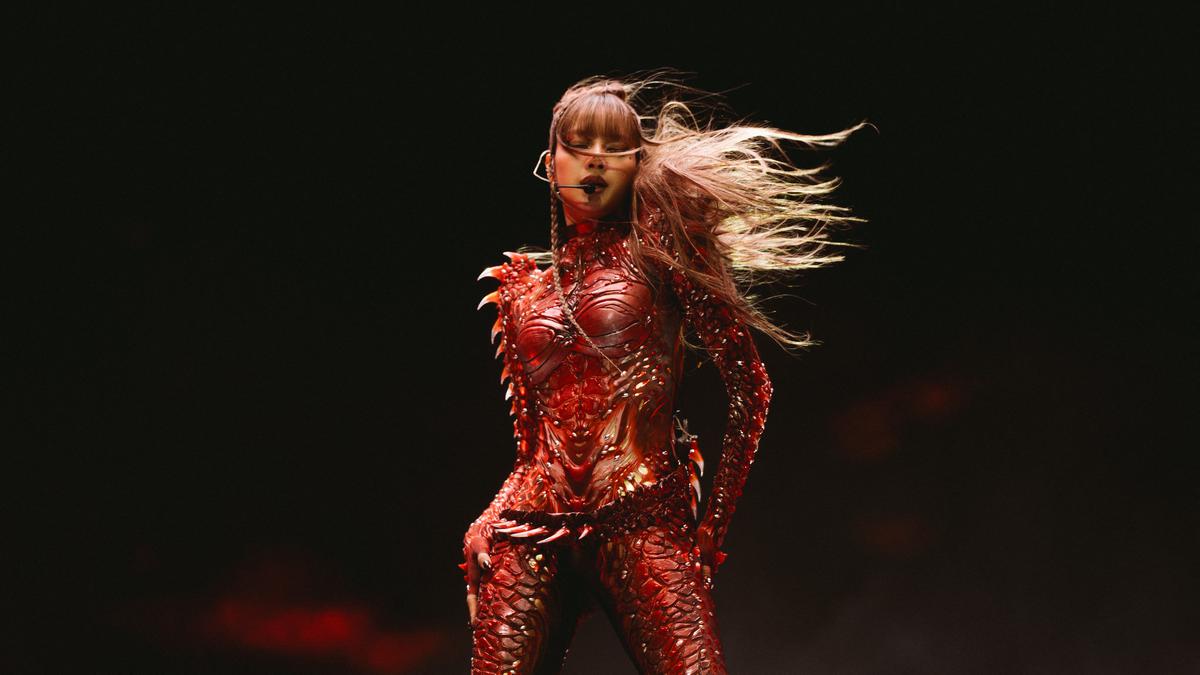 Kostum Reptil Lisa Blackpink di Coachella 2025 Kawinkan Teknologi dan Fashion, Didesain dengan Bantuan AI