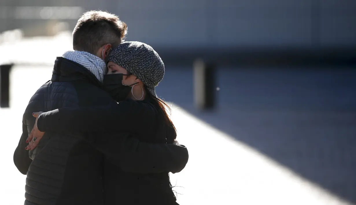 Sepasang suami istri menari tango saat demonstrasi menuntut diizinkan berlatih di ruang terbuka di tengah pembatasan karena melonjaknya kasus COVID-19 di Buenos Aires, Argentina, Sabtu (29/5/2021). Sejak pandemi, tango ditangguhkan untuk menghentikan infeksi COVID-19. (AP Photo/Natacha Pisarenko)