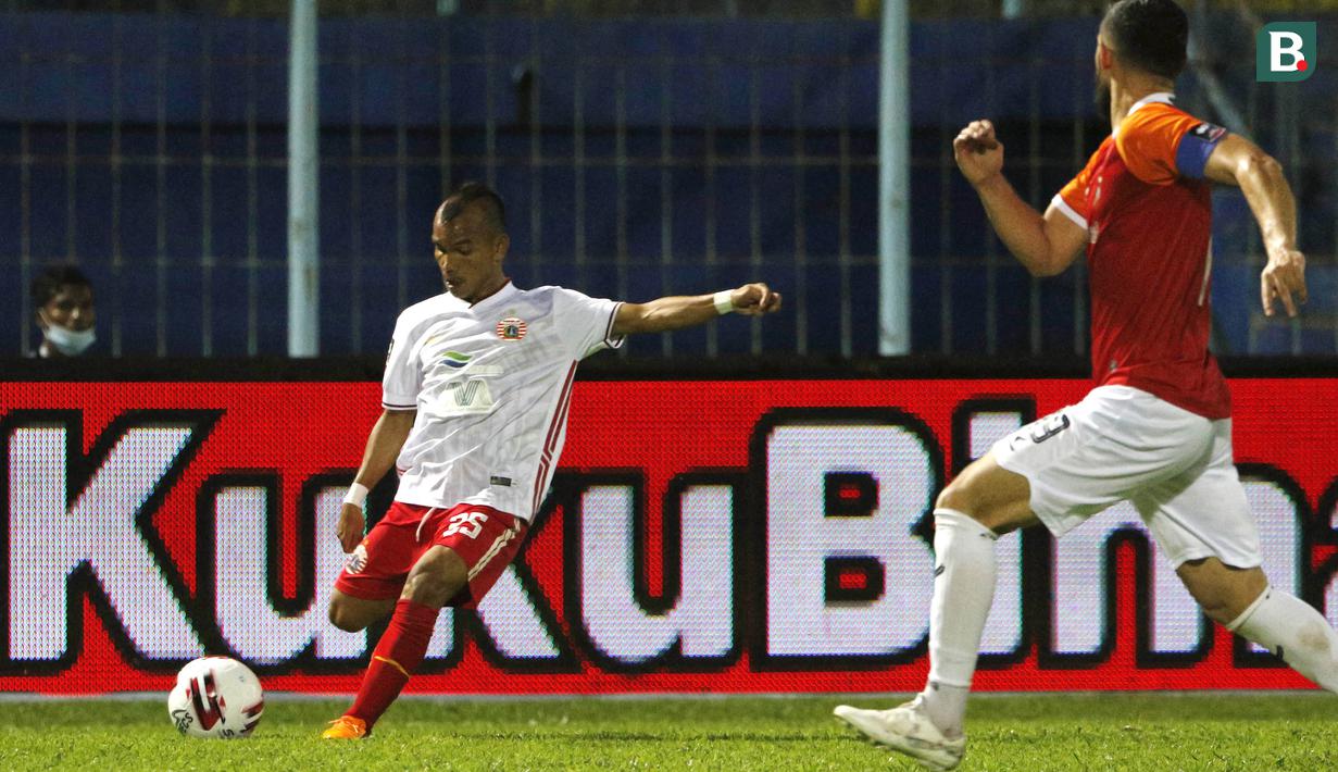Pemain Persija Jakarta, Riko Simanjuntak (kiri) berusaha melewati pemain Borneo FC Samarinda, Javlon Guseynov dalam pertandingan Babak Penyisihan Grup B Piala Menpora 2021 di Stadion Kanjuruhan, Malang. Sabtu (27/3/2021). (Bola.com/Ikhwan Yanuar)