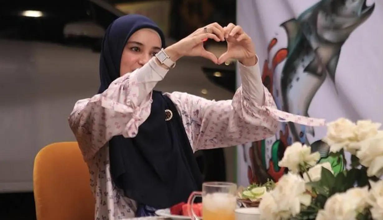 <p>Di dinner kali ini, Shireen dan Teuku menikmati menu pecel ayam. Meski sederhana, akan tetapi Shireen tampak bahagia. [Foto: instagram.com/shireensungkar]</p>