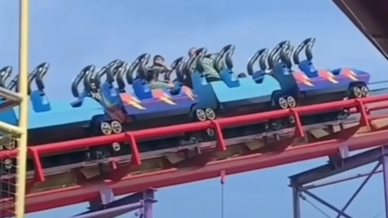 Wahana halilintar yang berhenti mendadak di Dunia Fantasi atau Dufan