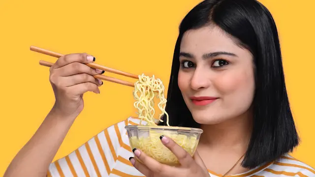 Ilustrasi makan mi instan