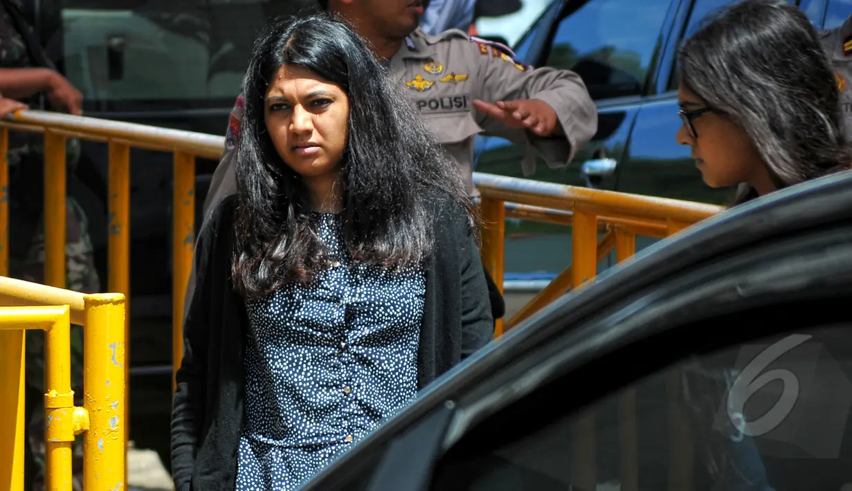 Brintha Sukumaran adik terpidana mati asal Australia, Myuran Sukurman usai mendatangi Lapas Nusakambangan, Jawa Tengah, Senin (27/4/2015). Wajah lesu bercampur kesedihan terpancar dari setiap wajah keluarga terpidana mati (Liputan6.com/Yoppy Renato)