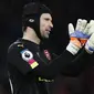 Kiper Arsenal, Petr Cech, menyapa suporter usai menaklukkan Crystal Palace 2-0. Kemenangan ini mengantar The Gunners naik ke posisi tiga klasemen Liga Inggri 2016-2017 menggeser posisi Manchester City. (Reuters/Stefan Wermuth)