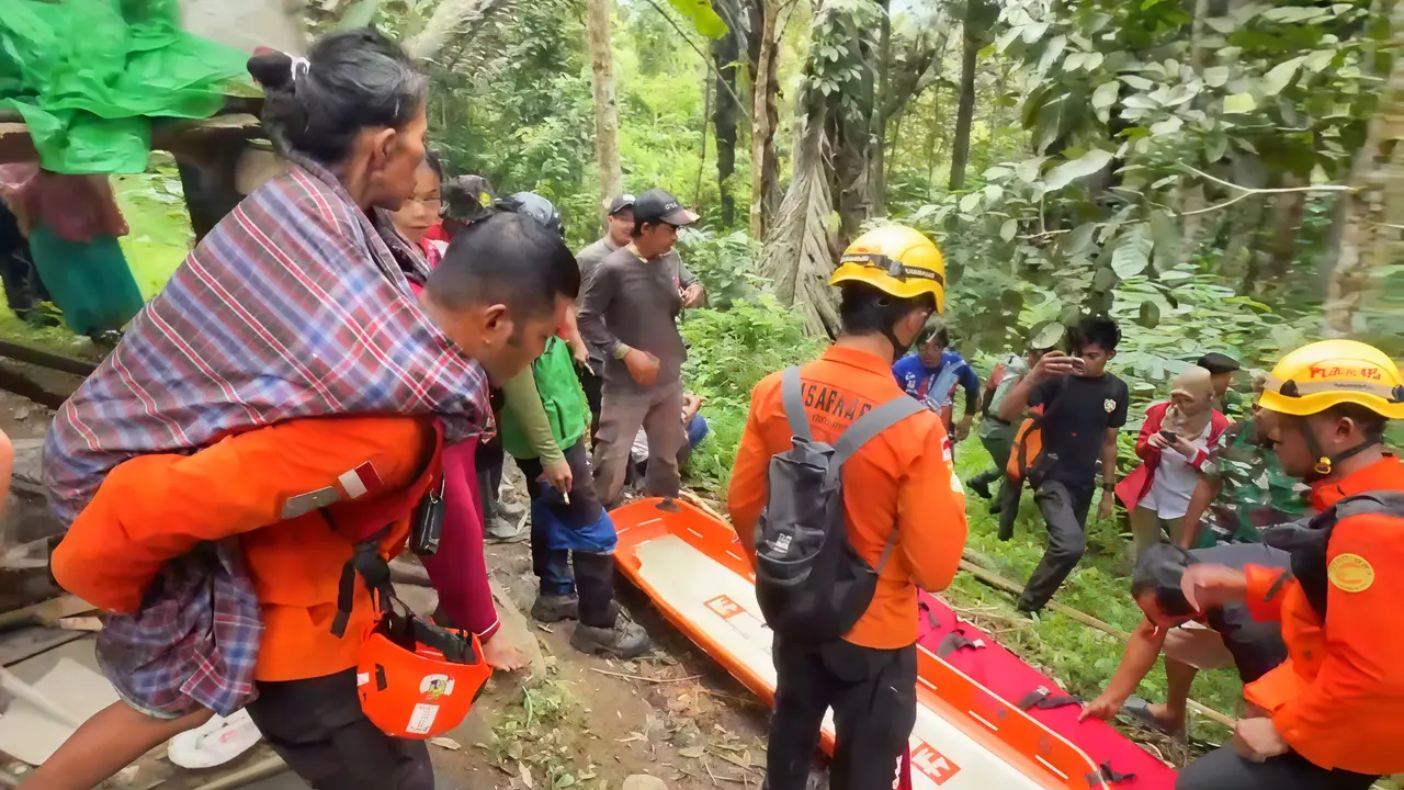Tim SAR gabungan mengevakuasi seorang wanita lansia dari hutan Palopo