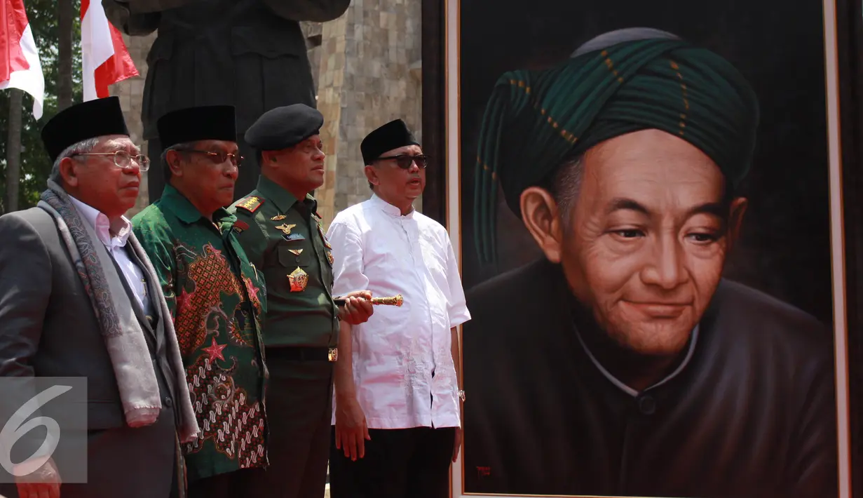 Ketua Umum PBNU KH. Said Aqil Siradj bersama Rais Am PBNU KH. Ma'ruf Amin, Panglima TNI Jenderal TNI Gatot Nurmantyo, dan Ketua Umum PKB Muhaimin Iskandar saat menghadiri acara kirab Resolusi Jihad NU di Jakarta, Kamis, (22/10).(Liputan6.com/Johan Tallo)