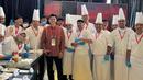 Pria asal Surabaya itu ditunjuk sebagai chef atau koki untuk jamuan makan malam di acara kenegaraan tersebut. Melalui media sosialnya, Chef Arnold membagikan beberapa momen keseruan dirinya ikut di KTT G20 di Bali. (Liputan6.com/IG/@arnoldpo)