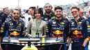 Lisa Blackpink berfoto bersama dengan kru tim Red Bull Racing saat Formula 1 GP Miami 2024 di Miami International Autodrome, Flordia, Amerika Serikat, Minggu (05/05/2024). (AFP/Getty Images/Mark Thompson)