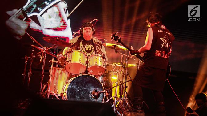 Aksi panggung gitaris dan drummer band Koil dalam acara Synchronize Festival dikawasan Jiexpo, Jakarta, Jumat (5/10). Koil membawakan lagu-lagu andalanya seperti 'Aku lupa aku luka','Kenyataan dalam dunia fantasi'. (Liputan6.com/Faizal Fanani)