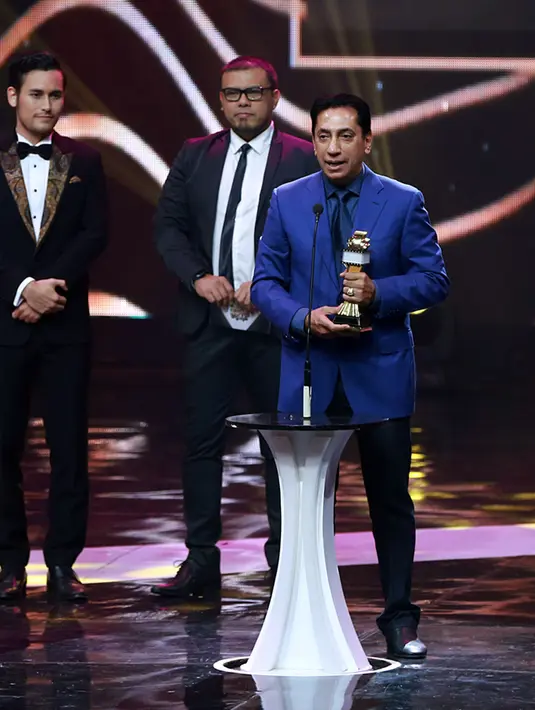Penulis, komika, aktor Ernest Prakasa menerima penghargaan sebagai Penulis Skenario Terbaik. Chand Parwez produser film Ngenest mewakili Ernest menerima penghargaan. (Deki Prayoga/Bintang.com)