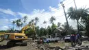 Alat berat melakukan proses evakuasi usai tsunami menerjang Kampung Sumur, Ujung Kulon, Banten, Selasa (24/12). Warga Kampung Sumur berlari menyelamatkan diri ke bukit saat tsunami menerjang. (Merdeka.com/Arie Basuki)