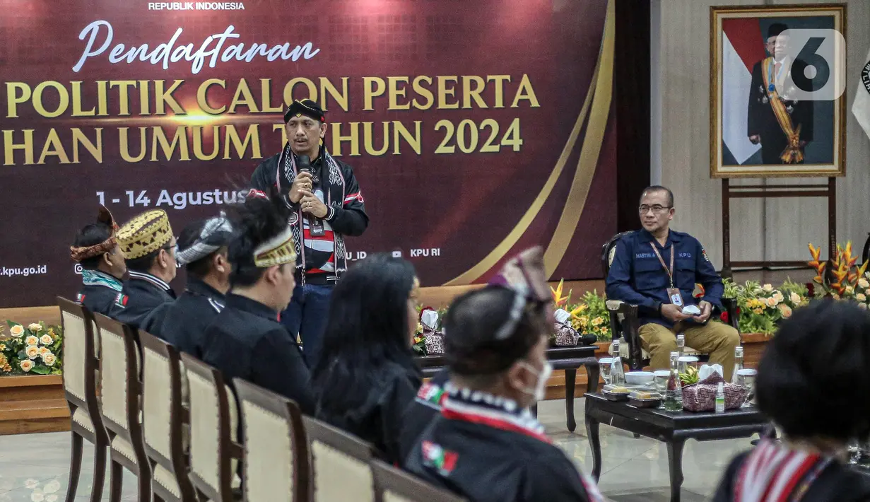 Ketua Umum Partai Kebangkitan Nusantara (PKN) I Gede Pasek Suardika (kiri) bersama Ketua Komisi Pemilihan Umum (KPU) Hasyim Asy'ari (kanan) saat pendaftaran partai politik calon peserta pemilu tahun 2024 di Kantor KPU, Jakarta, Selasa (2/8/2022). Pada hari kedua pendaftaran, KPU menerima satu partai politik yang akan mendaftarkan diri sebagai calon peserta Pemilu 2024. (Liputan6.com/Faizal Fanani)