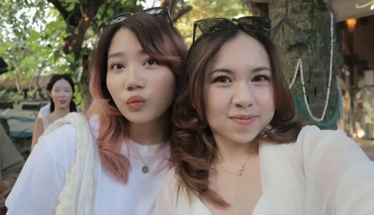 Rambut yang tidak terlalu pendek dengan model layering dan gaya warna ombre pink ini dibiarkan terurai. Poni dibuat model samping.  [@camilliazr]