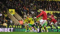 Pemain Manchester United Cristiano Ronaldo mencetak gol ke gawang Norwich City dari titik penalti pada pertandingan sepak bola Liga Inggris di Stadion Carrow Road, Norwich, Inggris, 11 Desember 2021. Manchester United menang 1-0. (Daniel LEAL/AFP)