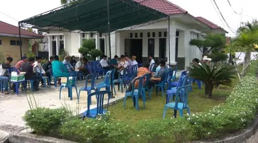 Pelayat pun mulai berdatangan di rumah yang terletak di Jalan Kesadaran Gang Kesadaran Nomor 2, Kelurahan Labuai, Bukitraya, Pekanbaru.