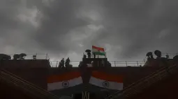 Petugas keamanan dan pejabat melakukan gladi bersih upacara Hari Kemerdekaan di monumen Benteng Merah saat hujan di New Delhi, India, Kamis, (13/8/2020). India akan merayakan Hari Kemerdekaan ke-74 pada 15 Agustus. (AP Photo / Manish Swarup)