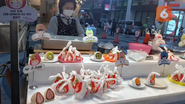 Mochi buah, salah satu street food di Myeongdong, Korea Selatan. (Liputan6.com/Tanti Yulianingsih)