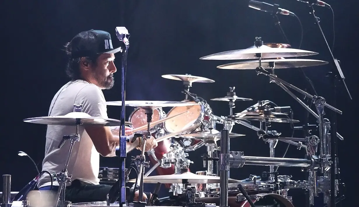 Akhirnya, Brandon Boyd pun kembali naik di atas panggung dan kembali mengisi posisiya masing-masing. (Bambang E. Ros/Bintang.com)