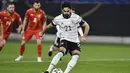 Gelandang Jerman, Ilkay Gundogan melakukan eksekusi penalti yang berbuah gol penyeimbang 1-1 ke gawang Makedonia Utara dalam laga lanjutan Kualifikasi Piala Dunia 2022 Zona Eropa Grup J di Duisburg, Jerman, Rabu (31/3/2021). Jerman kalah 1-2 dari Makedonia Utara. (AP/Martin Meissner)