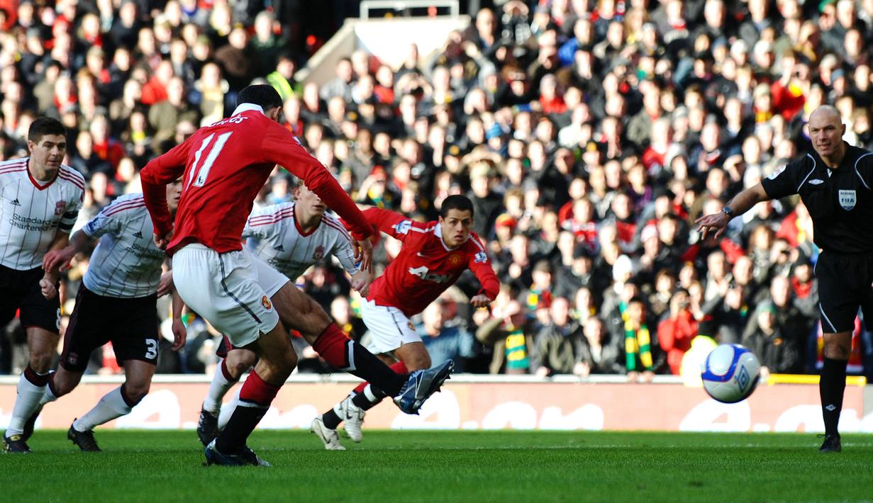 Pada ajang Piala FA 2010/2011, Manchester United menjamu Liverpool di Old Trafford pada putaran ketiga (9/1/2011). Hasilnya, MU menang 1-0 lewat gol tunggal Ryan Giggs melalui eksekusi penalti saat laga baru berjalan dua menit. Penalti diberikan setelah Dimitar Berbatov dijatuhkan di dalam kotak penalti. Dalam laga tersebut kapten Liverpool, Steven Gerrard mendapat kartu merah usai melakukan pelanggaran keras terhadap Michael Carrick. (AFP/Paul Ellis)