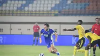 Kapten Persib Bandung, Marc Klok, berusaha melewati hadangan pemain Manila Digger pada laga play-off AFC Champions League Two 2026/2027 di Stadion Si Jalak Harupat, Kabupaten Bandung. (Bola.com/Muhammad Faqih)
