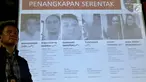 Layar monitor menunjukkan enam anggota The Family Muslim Cyber Army yang terlibat kasus ujaran kebencian di Direktorat Tindak Pidana Siber Bareskrim Polri, Jakarta (28/2). (Liputan6.com/Immanuel Antonius)