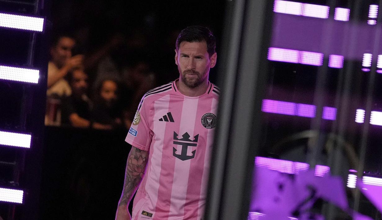 Pemain Inter Miami, Lionel Messi bersiap masuk ke lapangan pertandingan dalam laga Grup A Piala Dunia Antarklub 2025 melawan FC Porto di Mercedes-Benz Stadium, Atlanta, Amerika Serikat, Jumat (20/06/2025) WIB. (AP Photo/Brynn Anderson)