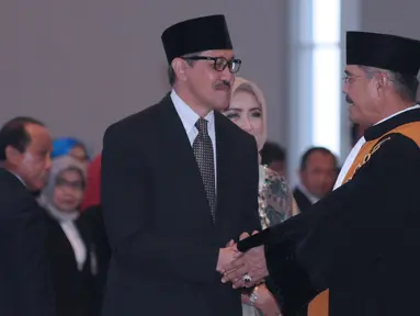 Ketua MA RI, M Hatta Ali (kanan) memberi selamat kepada Deputi Gubernur BI Dody Budi Waluyo usai pengucapan sumpah jabatan di Gedung MA RI, Jakarta, Rabu (18/4). Dody Budi Waluyo menjadi Deputi Gubernur BI 2018-2023. (Liputan6.com/Helmi Fithriansyah)