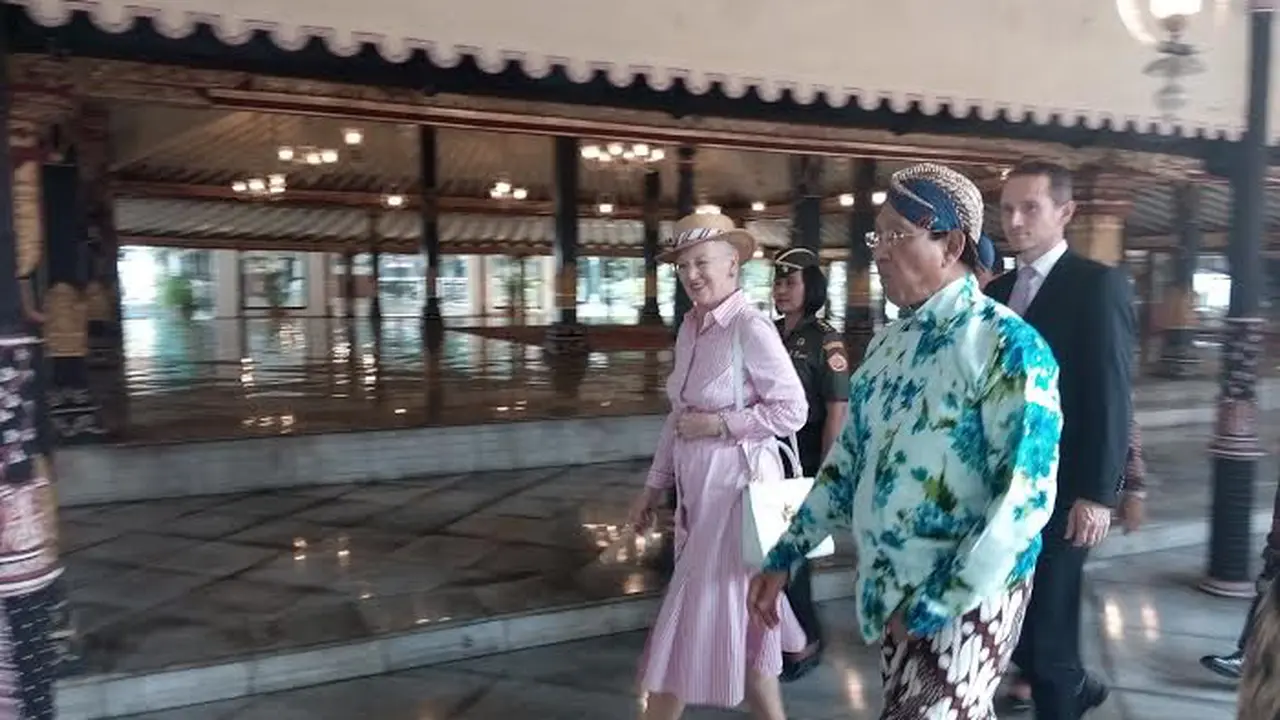 20151024-Sri Sultan Hamengkubuwono X-Suvenir Batik-Ratu Denmark-Yogyakarta