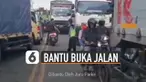 Aksi terpuji dilakukan oleh warga ketika membantu membukakan jalan untuk ambulans ketika jalanan macet.