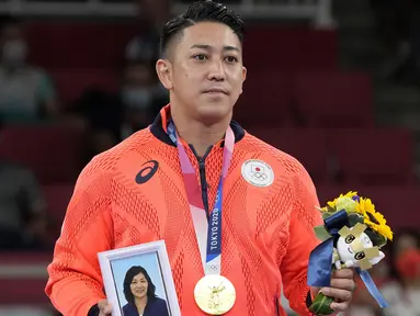 Riyo Kiyuna menjadi atlet pertama Jepang yang mampu merebut emas pada cabang olahraga Karate di Olimpiade Tokyo 2020. Gelar Olimpiadenya dedikasikan kepada mendiang ibunya yang terwakilkan dari sebingkai foto yang ia bawa ketika penyerahan medali. (Foto: AP/Vincent Thian)