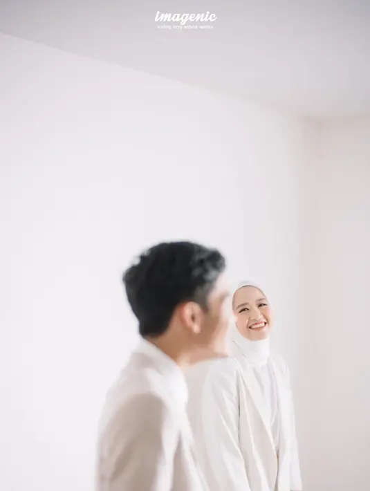 Kini dibalik. Asky Febrianti menatap calon suami sembari tersenyum bahagia. Lensa kamera membidik wajah Bintang Emon dari samping. Bahagia memancar dari air muka mereka. Menyertai unggahan ini, Bintang Emon mencuit status teks ringkas berisi pengumuman besok nikah, “Haha hihi haha hihi tau-taunya besok, minta doanya manteman.” (Foto: Dok. Imagenic dari Instagram @bintangemon)