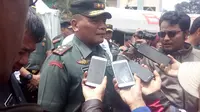 Panglima Daerah Militer (Pangdam) III/Siliwangi, Mayor Jenderal TNI Nugroho Budi Wiryanto tengah memberikan penjelasan kepada wartawan, dalam kunjungannya di Garut (Liputan6.com/Jayadi Supriadin)