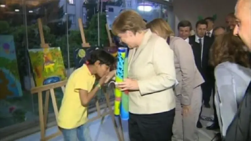 Video Mengharukan Bocah Suriah Cium Tangan 'Mama Merkel'