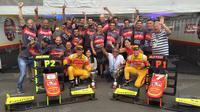 Mitch Evans dan Sean Gelael berfoto dengan kru Campos Racing setelah merebut posisi pertama dan kedua pada feature race GP2 Austria, Sabtu (2/7/2016). (Bola.com/Reza Khomaini)
