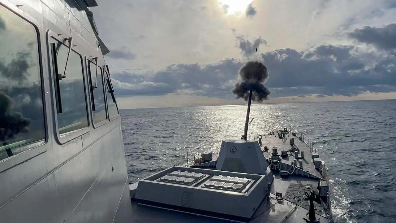 FOTO: Prajurit TNI AL Uji Meriam 127 MM KRI Prabu Siliwangi 321