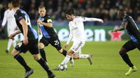 Gelandang Real Madrid, Isco menggiring bola dari kawalan pemain Club Brugge, Ruug Vormer pada pertandingan Grup A Liga Champions di stadion Jan Breydel di Bruges, Belgia (11/12/2019). Real Madrid menang 3-1 atas Club Brugge. (AP Photo/Francisco Seco)