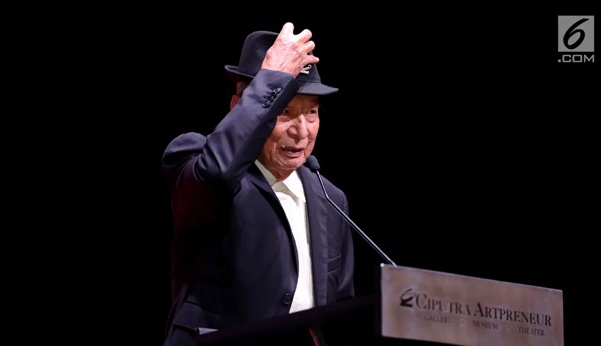 Founder Ciputra Group, Ir. Ciputra memberi sambutan saat peluncuran buku sekaligus merayakan Ulang Tahun berdirinya Ciputra Grup yang ke 36 Tahun, di Jakarta, Rabu (29/11). Buku tersebut mengenai Biografi tentang Ir. Ciputra. (Liputan6.com/JohanTallo)