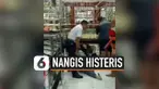 Seorang ibu menangis histeris hingga terguling-guling di lantai di sebuah toko emas di Bandung. Ini disebabkan ia menjadi korban pencopetan. Uang senilai Rp 13 juta raib dibawa pencopet.