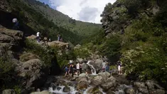 Pemuda Kashmir mendinginkan diri di sungai saat musim panas di pinggiran Srinagar, Kashmir yang dikuasai India (4/7/2021). Musim panas waktu yang tepat untuk menghabiskan waktu di ruang terbuka hijau. Seperti warga Kashmir menikmati musim panas dengan pergi ke sungai. (AP Photo/Mukhtar Khan)