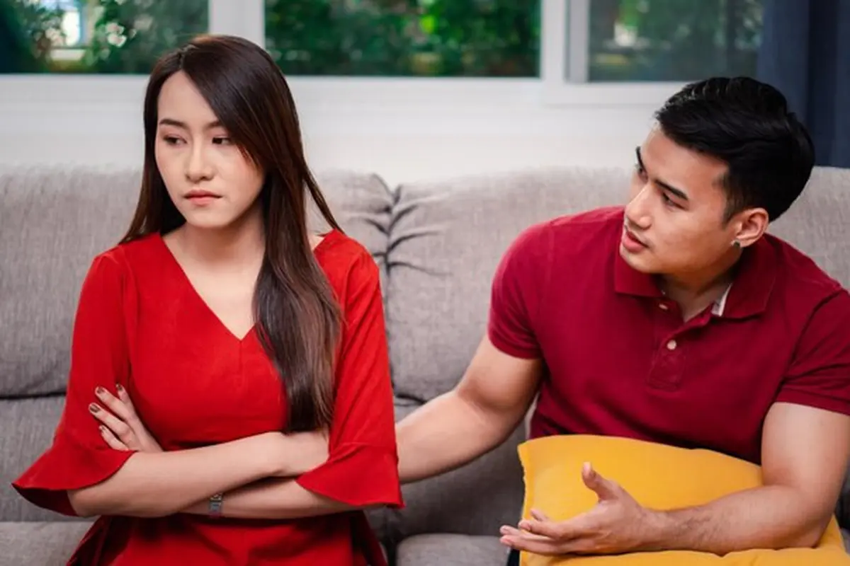Seorang perempuan tampak marah kepada pasangannya dan enggan berbicara (Foto Dok: Freepik/EyeEm)