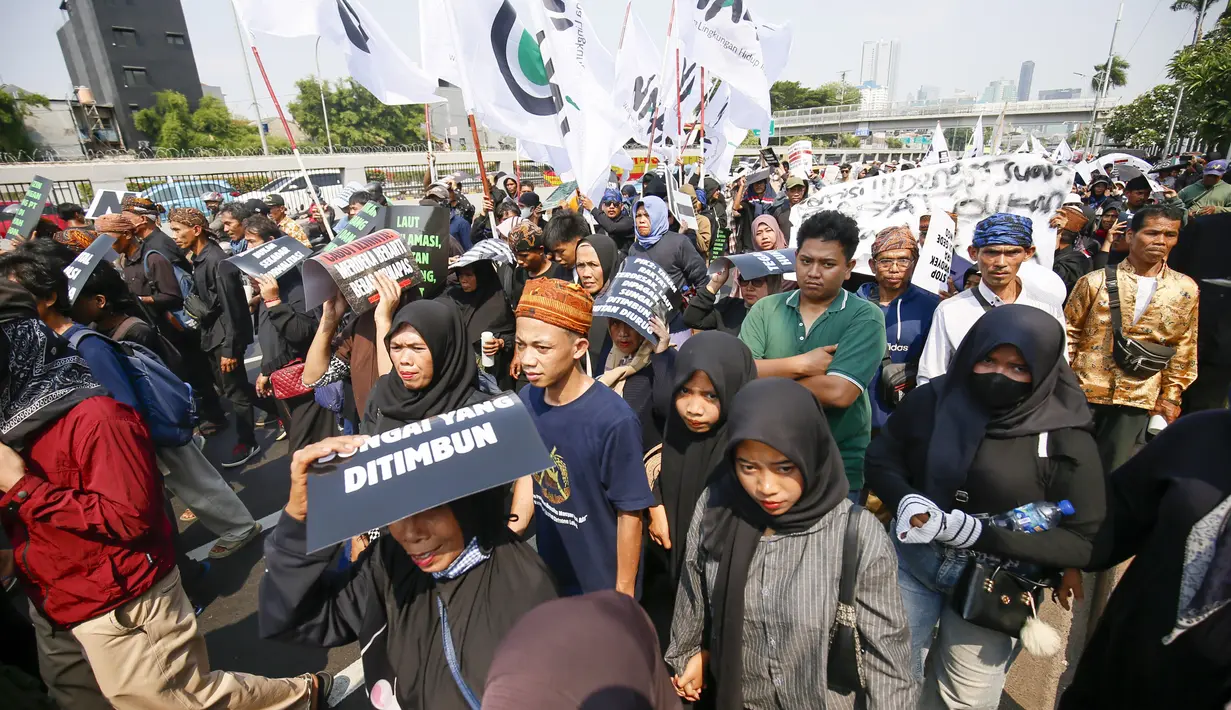 Warga dan organisasi pejuang lingkungan melakukan long march dalam rangka memperingati Hari Keadilan Ekologis (HKE) 2026 di depan Gedung MPR/DPR, Senayan, Jakarta, Senin (21/9/2026). (KLY/Budy Santoso)