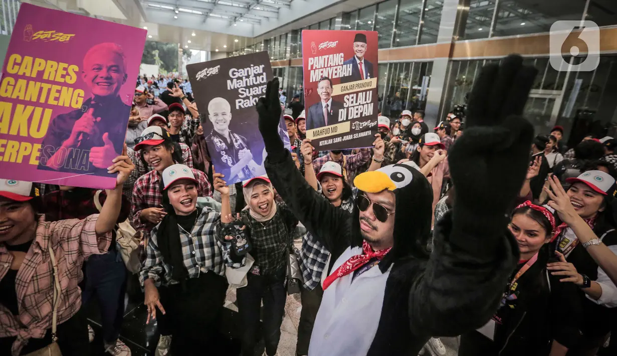 Pendukung calon presiden dan calon wakil presiden nomor urut 03 Ganjar Pranowo dan Mahfud MD meneriakkan yel-yel untuk memberikan dukungan jelang Debat Keempat Pilpres 2024 di Jakarta Convention Center (JCC), Jakarta, Minggu (21/1/2024). (Liputan6.com/Angga Yuniar)